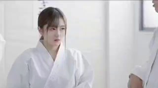 性感的黑发美女性感脱衣舞例行公事